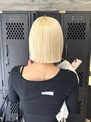 ショート 抜きっぱなしブロンド ササキカズマのヘアスタイル