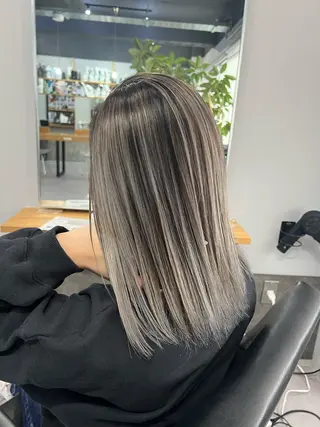 ミディアム ミルクティーカラー グレージュ　高山慧輔のヘアスタイル