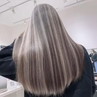 ロング カラー オフホワイトアンドなんば所属・福西 洋斗のヘアスタイル