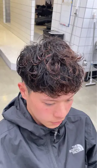 ショート パーマ ヘアアレンジ メンズ 艶カラー の達人のヘアスタイル