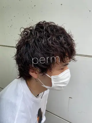 ショート パーマ メンズ satsuki 暖色・ブラウンカラーのヘアスタイル