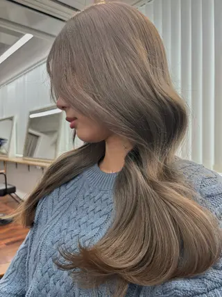 セミロング カラー ヘアアレンジ グランルッソ所属・岡山× バレイヤージュカラーのヘアスタイル