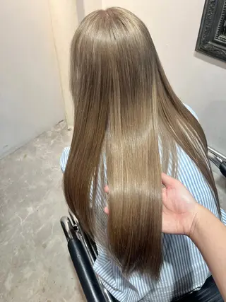 ロング ブリーチなしダブルカ ラー🩶manamiのヘアスタイル