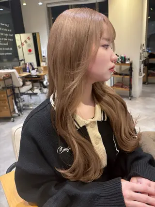 ロング カラー 肌に馴染むハイトーン /ミルクティーカラーのヘアスタイル