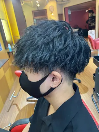 ショート パーマ メンズ 三ノ宮フェザーパーマ 蕃本 啓利のヘアスタイル