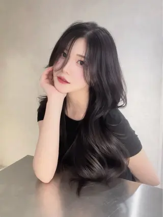 ロング Qin原宿店所属・葵 韓国オタク美容師 レイヤーカットのヘアスタイル