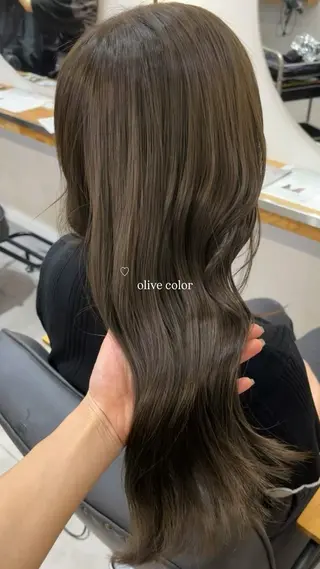 ロング ブリーチなしカラー /ベージュカラーのヘアスタイル