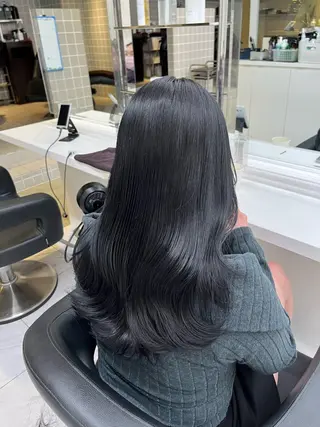 セミロング 寒色＆ブリーチ特化 寒色MiOのヘアスタイル