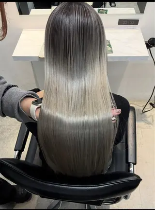 ロング salowin所属・ハイトーンカラー 馬場みなみのヘアスタイル