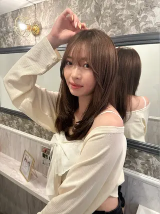 セミロング 艶髪レイヤー顔周り グレージュ添田晃基のヘアスタイル