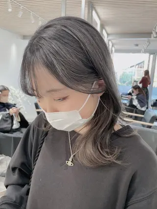 ミディアム カラー レイヤーカット 透明感カラーのヘアスタイル