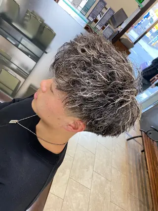 ミディアム パーマ 鶴田 海音のヘアスタイル