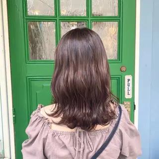 ミディアム カラー BRITS 渡辺 菜々子のヘアスタイル