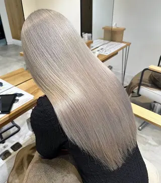 ロング カラー 肌に馴染むハイトーン /ミルクティーカラーのヘアスタイル