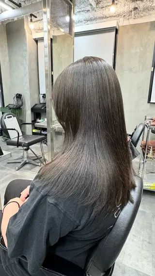 セミロング カラー 吉本 愛花のヘアスタイル