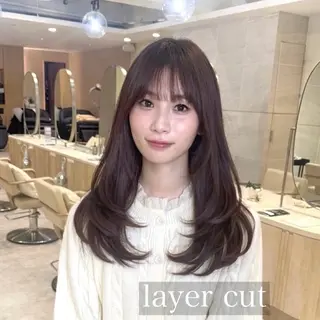 セミロング 韓国風/小顔レイヤー /艶カラーのヘアスタイル
