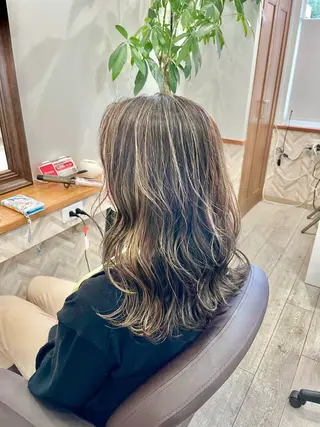 セミロング フェードパーマ 新倉幸之助のヘアスタイル