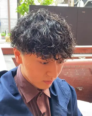 パーマ メンズ 三ノ宮フェザーパーマ 蕃本 啓利のヘアスタイル