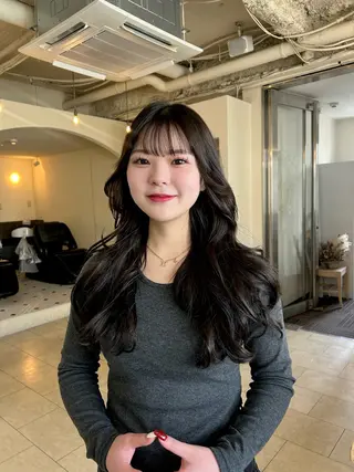 ロング Maho/海外 レイヤー/ハイトーンのヘアスタイル