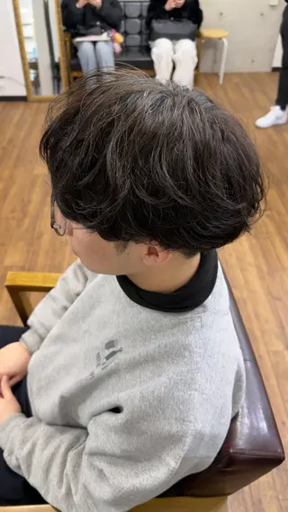 メンズ シャドウパーマ 曲がる縮毛矯正のヘアスタイル