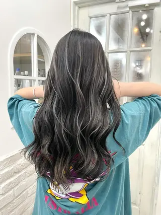 ロング 白いハイライト🤍 タナカリョウスケのヘアスタイル