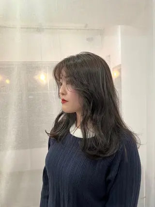 セミロング こだわりのレイヤー /透明感カラーのヘアスタイル