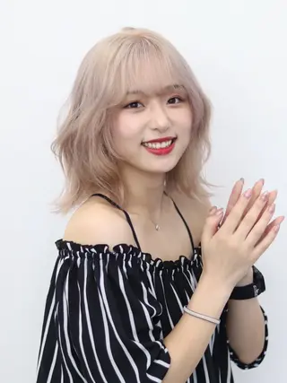 ミディアム 🌟透明感カラー× モデル/ココロ🦋のヘアスタイル