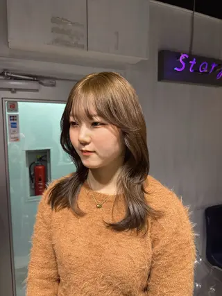 セミロング カラー NANAMI🩵 大人可愛い韓国ヘアのヘアスタイル