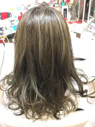 セミロング カラー GLAD 萩原のヘアスタイル