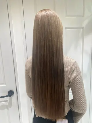 ロング カラー／ブリーチ しほのヘアスタイル