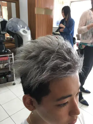 ショート カラー メンズ 白髪ぼかしハイライト 柳川拓哉のヘアスタイル