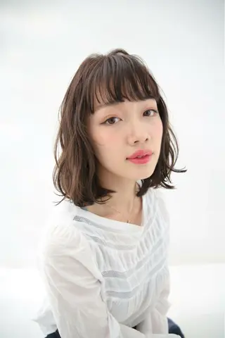 ミディアム ブリーチなしダブル/ レイヤーカット 小棹のヘアスタイル