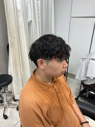 ショート カラー パーマ メンズ 【シャドウパーマ センターパート】義心のヘアスタイル