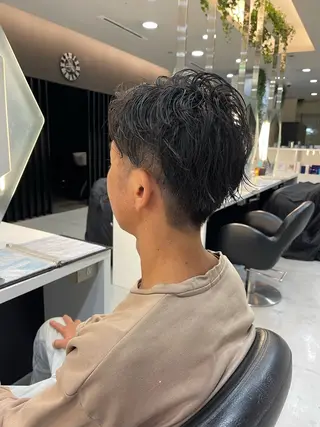 パーマ メンズ 超透明感カラー🦋韓 国羽エクステ🪽🫧のヘアスタイル