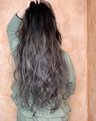 ロング カラー N° aria 三軒茶屋のヘアスタイル