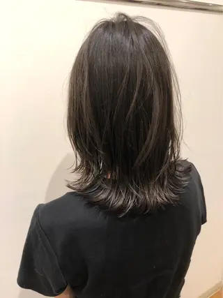 ミディアム 石田 優菜のヘアスタイル
