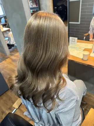 セミロング カラー Eleanor spa&treatment 札幌店内にあるシェアサロン【WHITE】所属・シルクハイトーン / 髪質改善🦋MIKUのヘアスタイル
