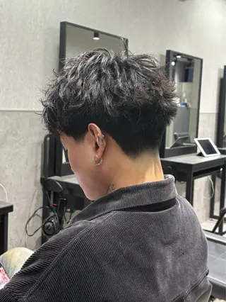 ショート カラー パーマ メンズ 【シャドウパーマ センターパート】義心のヘアスタイル