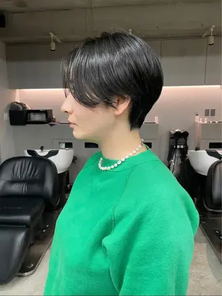 ショート カラー 曲がる縮毛矯正 センターパートのヘアスタイル