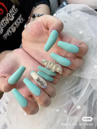 セミロング パンダ ネイルのネイルデザイン