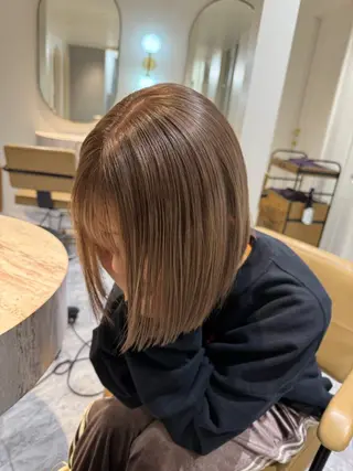 ショート カラー ミルクティー× グレージュMOMOのヘアスタイル