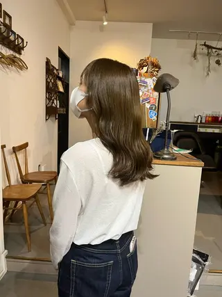 セミロング あやか/ベージュ /透け感カラーのヘアスタイル