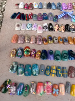 ネイル NANAE ネイル🌈虹のネイルデザイン