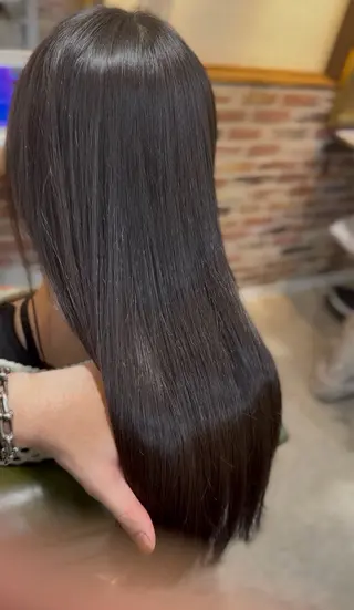 ロング 飯星慧斗 /ブリーチ、縮毛矯正のヘアスタイル