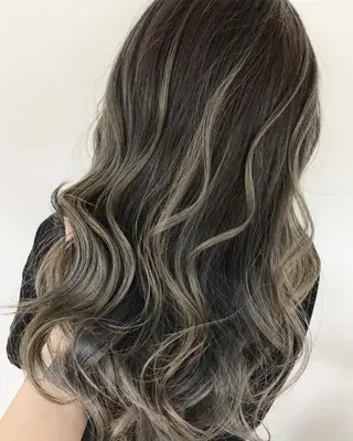 ロング カラー 磧本 祐里恵のヘアスタイル