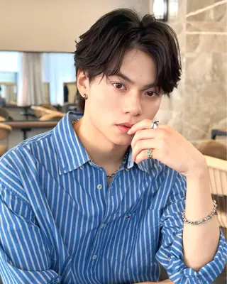 メンズ excia渋谷所属・曲がる縮毛矯正 センターパート/翼のヘアスタイル