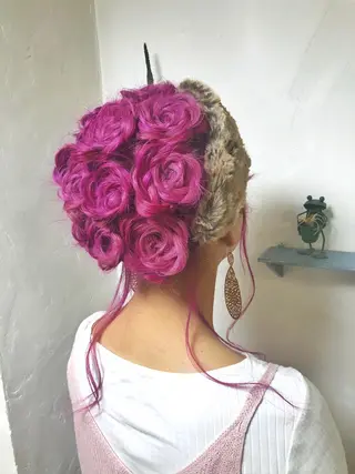 セミロング カラー パーマ ヘアアレンジ 推し活専用 【派手髪】飯野ゆかりのヘアスタイル