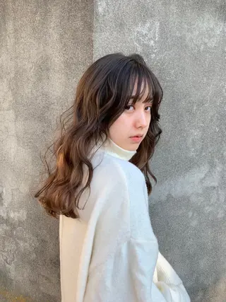 ロング ~洗練ナチュラル~ 🪵 岡田 知佳のヘアスタイル