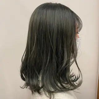 ミディアム カラー 宇田川 真央のヘアスタイル