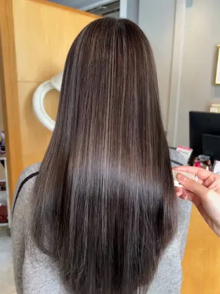 ミディアム miloc MOMOKAのヘアスタイル